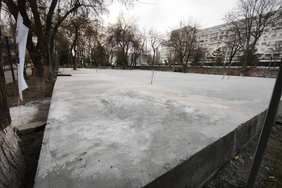 Тошкентдаги “Мовий гумбазлар” боғида скейт-майдонча бузилди. Ҳокимият янги бепул скейт-парк ва падел-теннис корти қурилишини маълум қилди